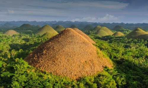 Những ngọn đồi sô-cô-la, Bohol, Philippines : Có tới hơn 1.700 ngọn đồi như thế này ở khu vực đồi sô-cô-la (Ảnh: The Guardian)